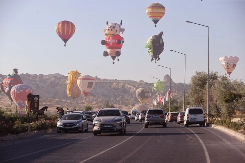 Kapadokya semalarında figürlü balon şöleni