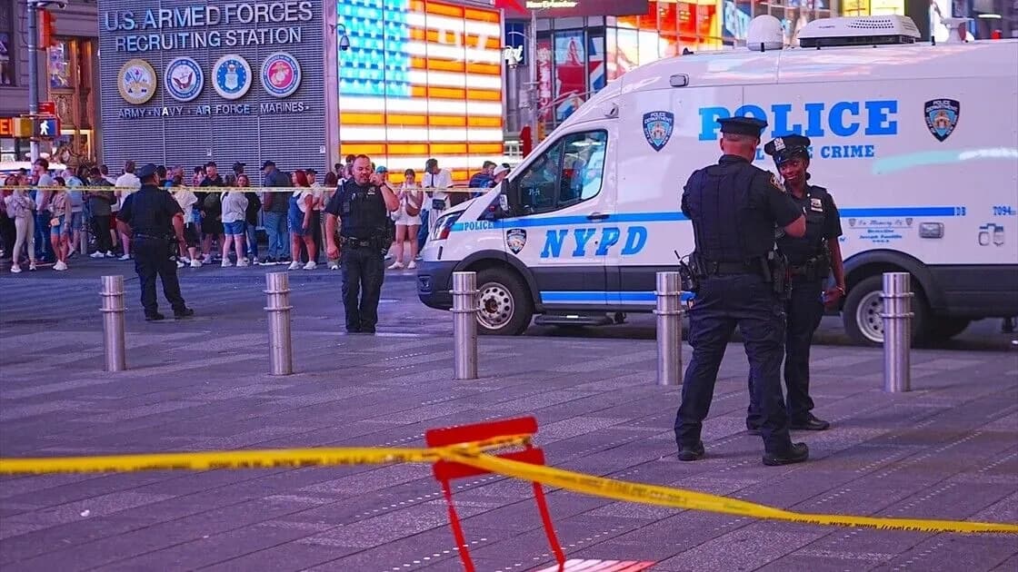 Times Meydanı'nda bıçaklı saldırı: Biri saldırgan iki ölü