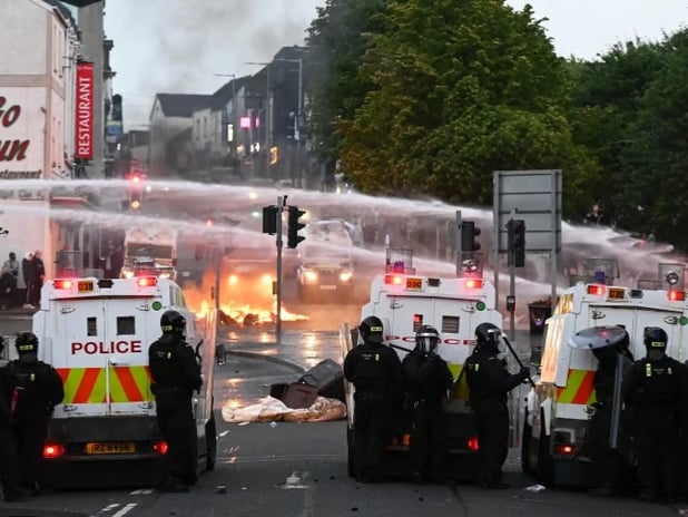 Kuzey İrlanda’da göçmen karşıtı şiddet olaylarında artış yaşanıyor