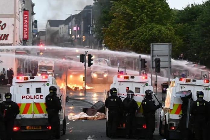 Kuzey İrlanda’da göçmen karşıtı şiddet olaylarında artış yaşanıyor