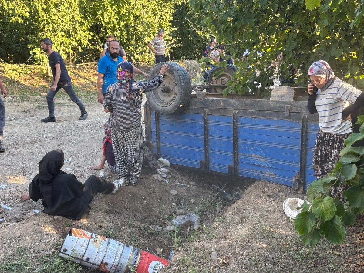 Sakarya'da fındık işçilerini taşıyan traktör devrildi