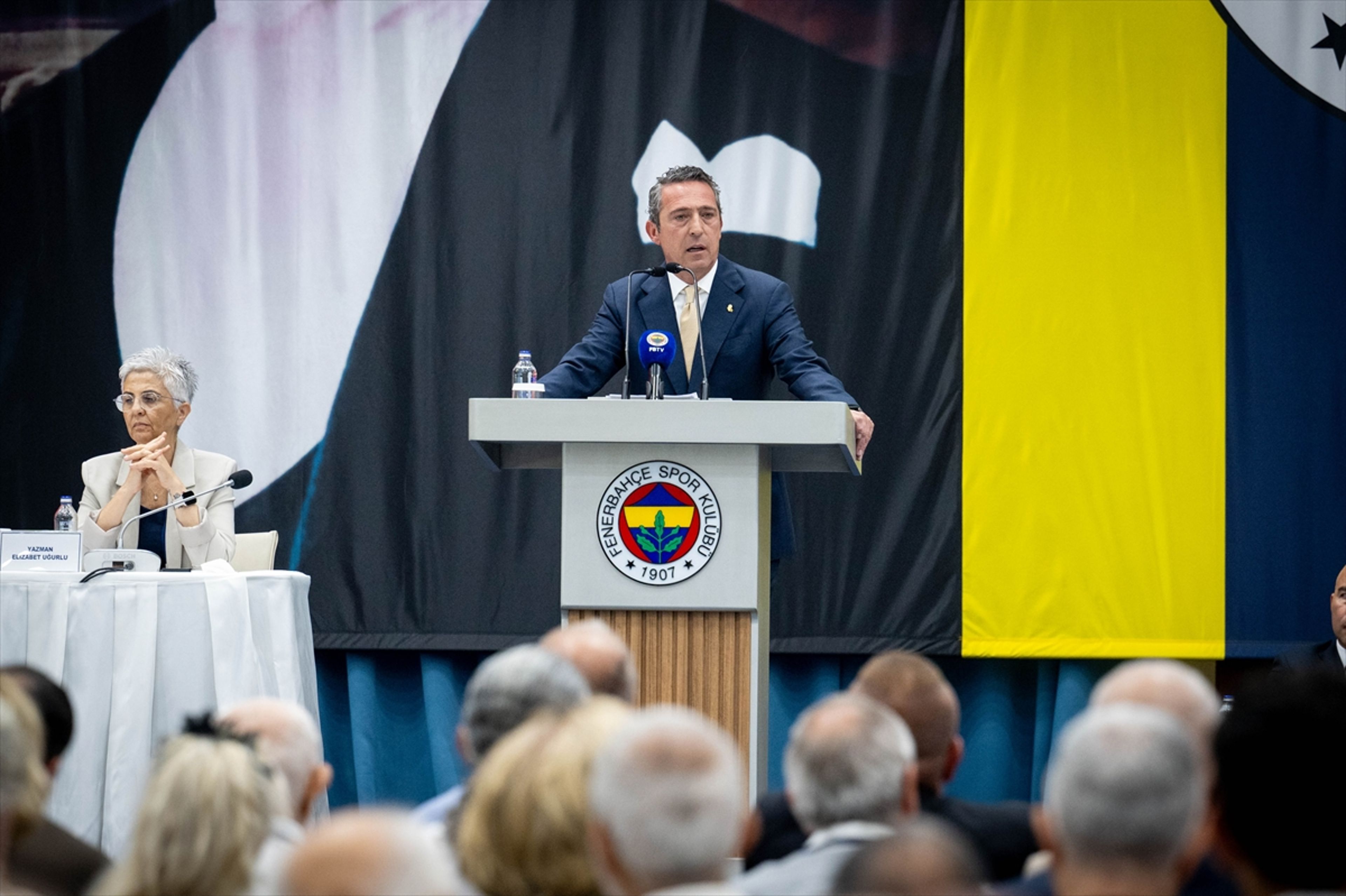 Ali Koç kürsüde