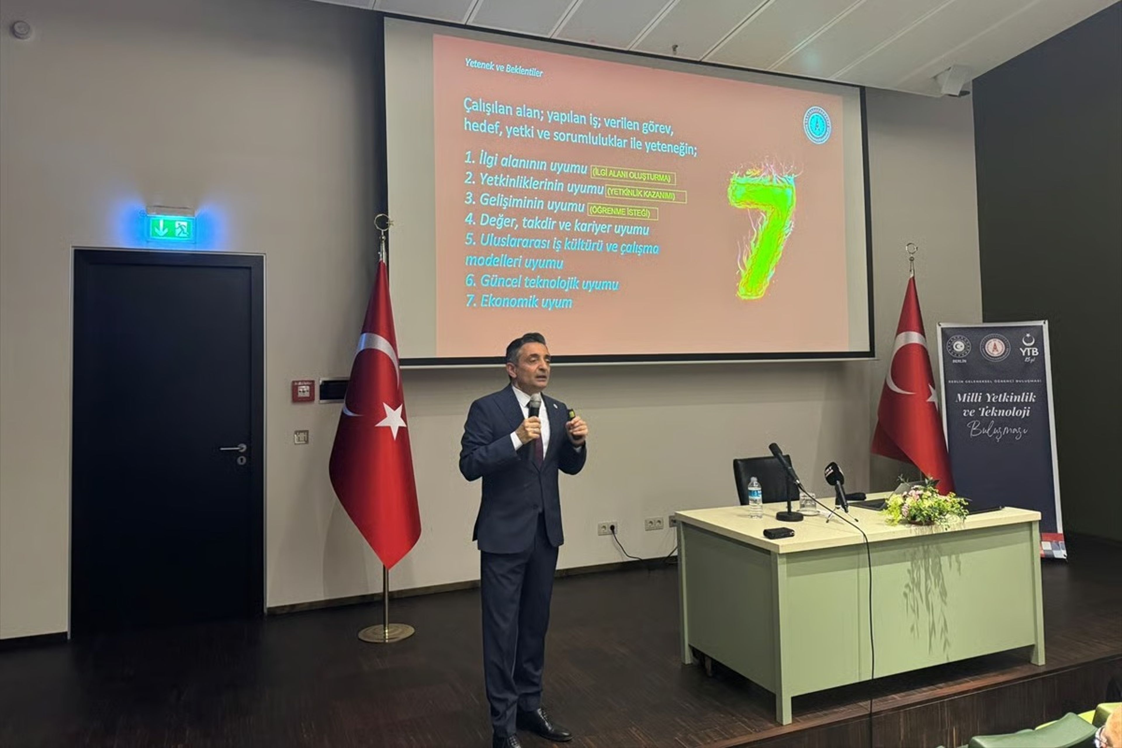 Türk savunma sanayi firmaları Berlin'de öğrencilerle buluştu