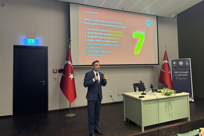 Türk savunma sanayi firmaları Berlin'de öğrencilerle buluştu