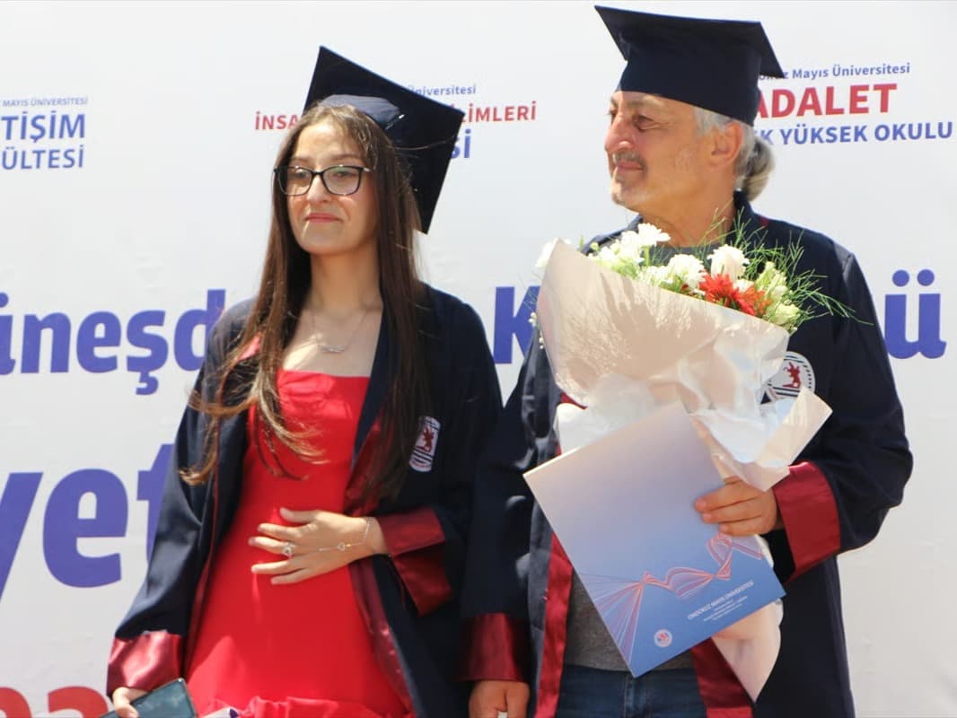 4 yıl boyunca kas hastası kızını üniversiteye götürdü
