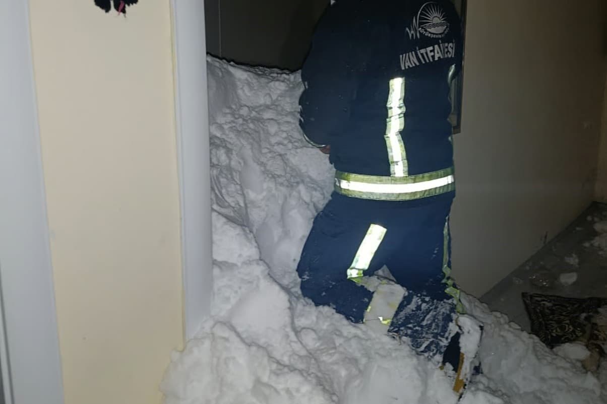 Van'da çığ felaketi: 1 ölü, 22 ev tahliye