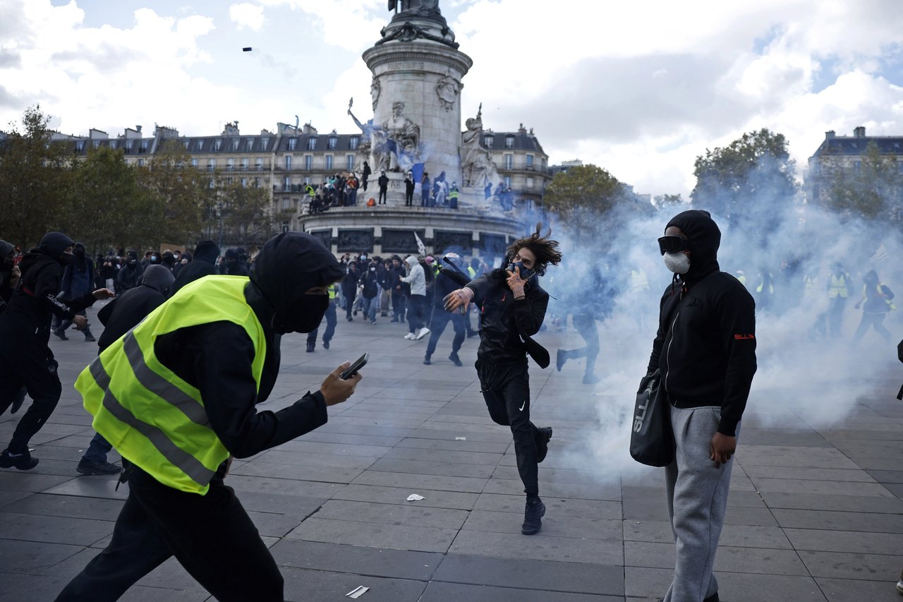 Paris'te sokaklar savaş alanına döndü