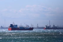 Hindistan'a ait iki petrol tankeri Hürmüz Boğazı'ndan geçti