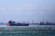 Hindistan'a ait iki petrol tankeri Hürmüz Boğazı'ndan geçti