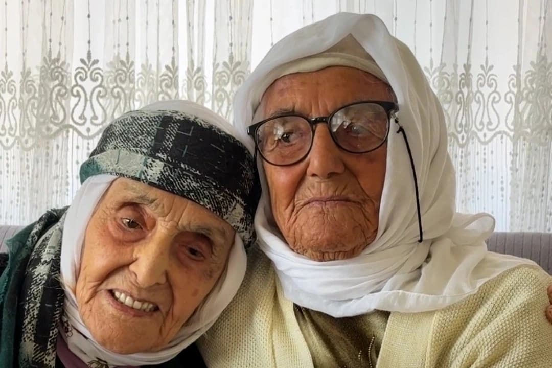 107 ve 104 yaşındaki iki kız kardeş bir asırdır aynı köyde yaşıyor