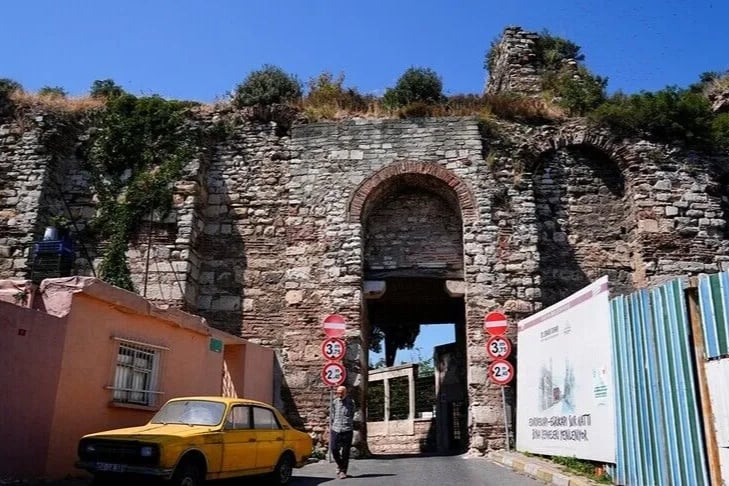 İstanbul'un ilk kuşatmasında sahabelerin şehit düştüğü kapı