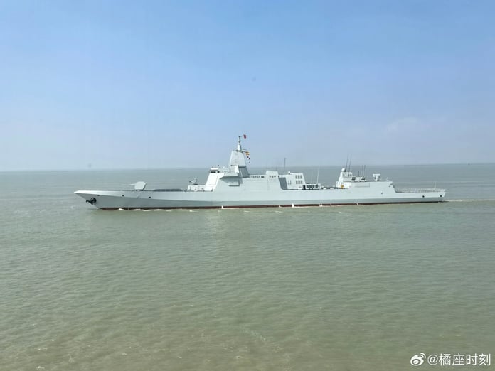 Çin iki yeni Type 055 güdümlü füze destroyerini tanıttı