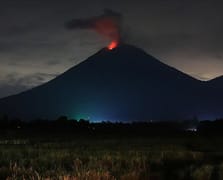 Endonezya'daki Semeru Yanardağı'nda peş peşe patlamalar