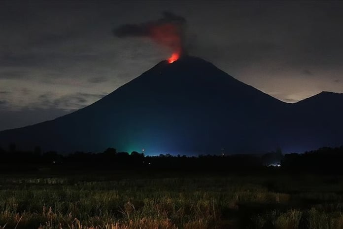 Endonezya'daki Semeru Yanardağı'nda peş peşe patlamalar