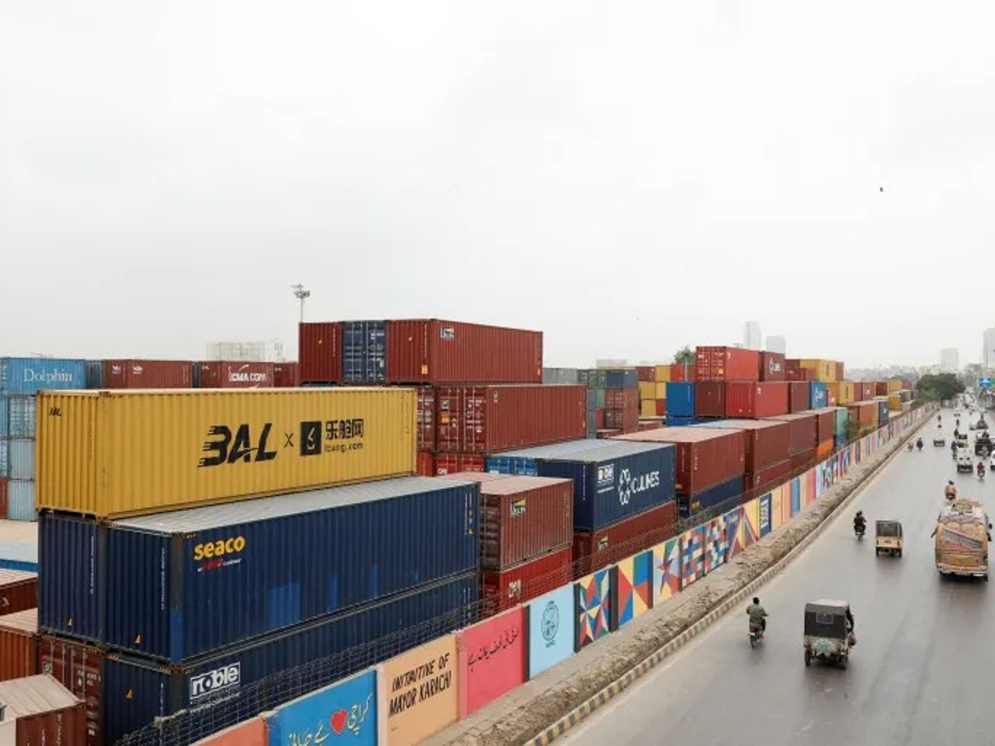 Pakistan İran’a yeni ticaret yolları açma kararı aldı