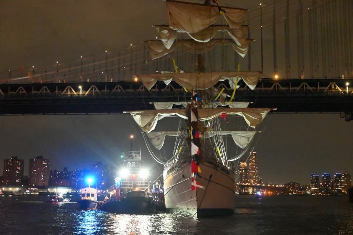 Meksika gemisi Brooklyn köprüsüne çarptı