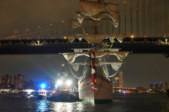 Meksika gemisi Brooklyn köprüsüne çarptı: 2 ölü