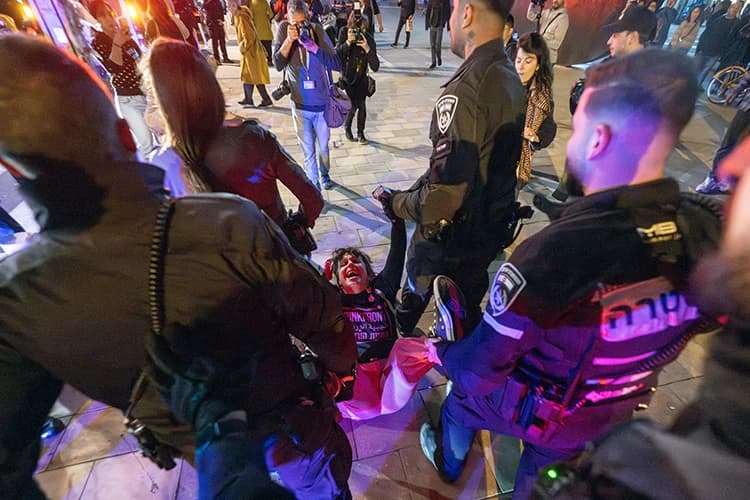 Tel Aviv polisi savaş karşıtı protestoculara müdahale etti