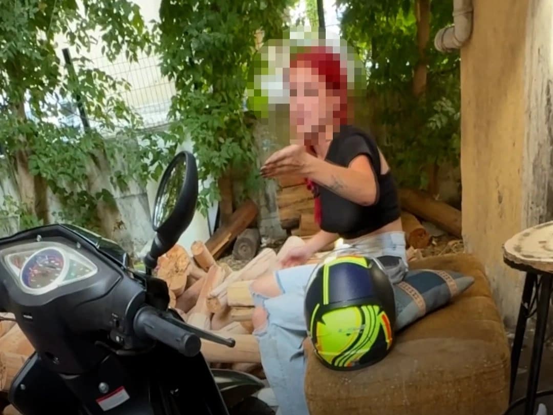Ehliyetsiz sürücü yayaya çarptı, tepki gösterdi