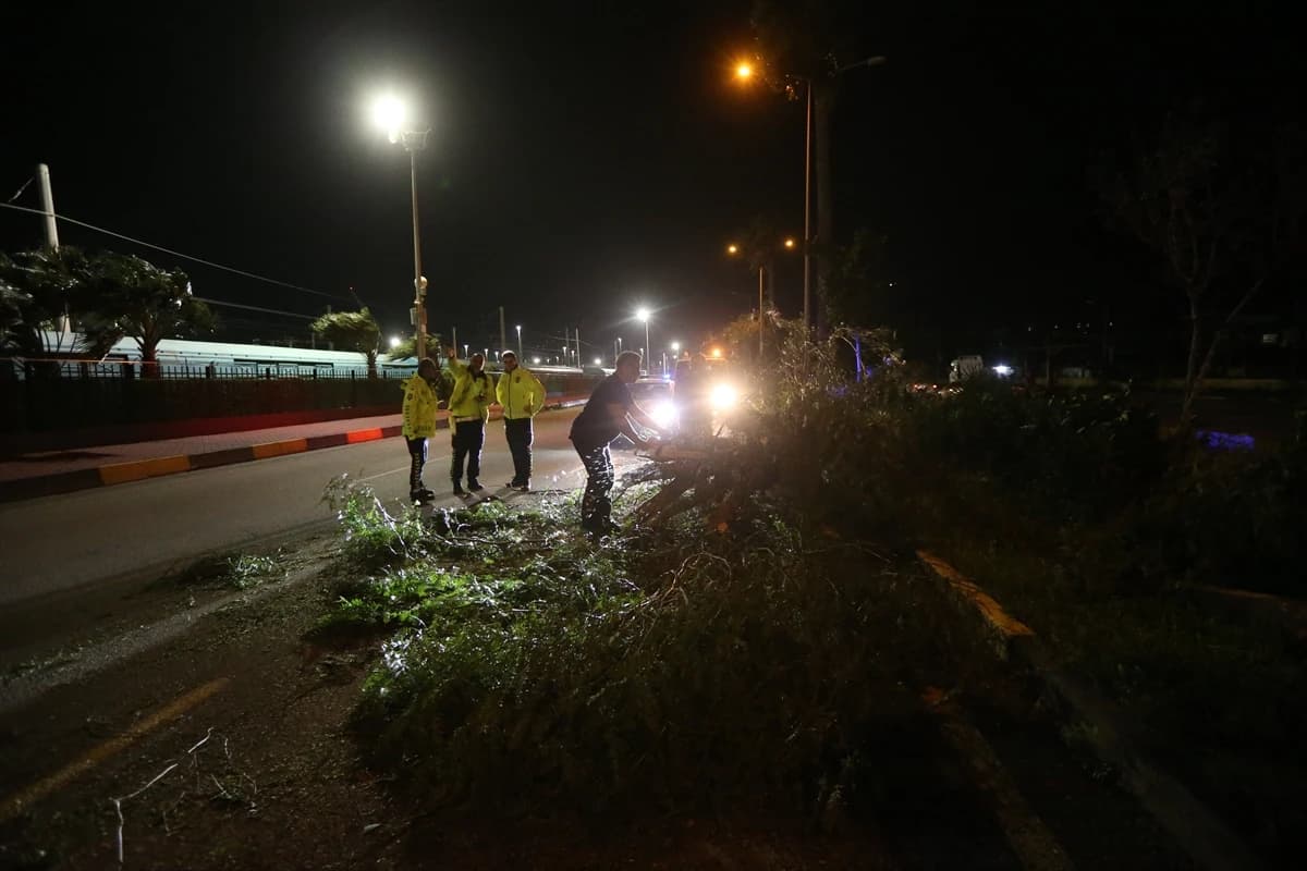 Hatay'da şiddetli fırtına hayatı felç etti