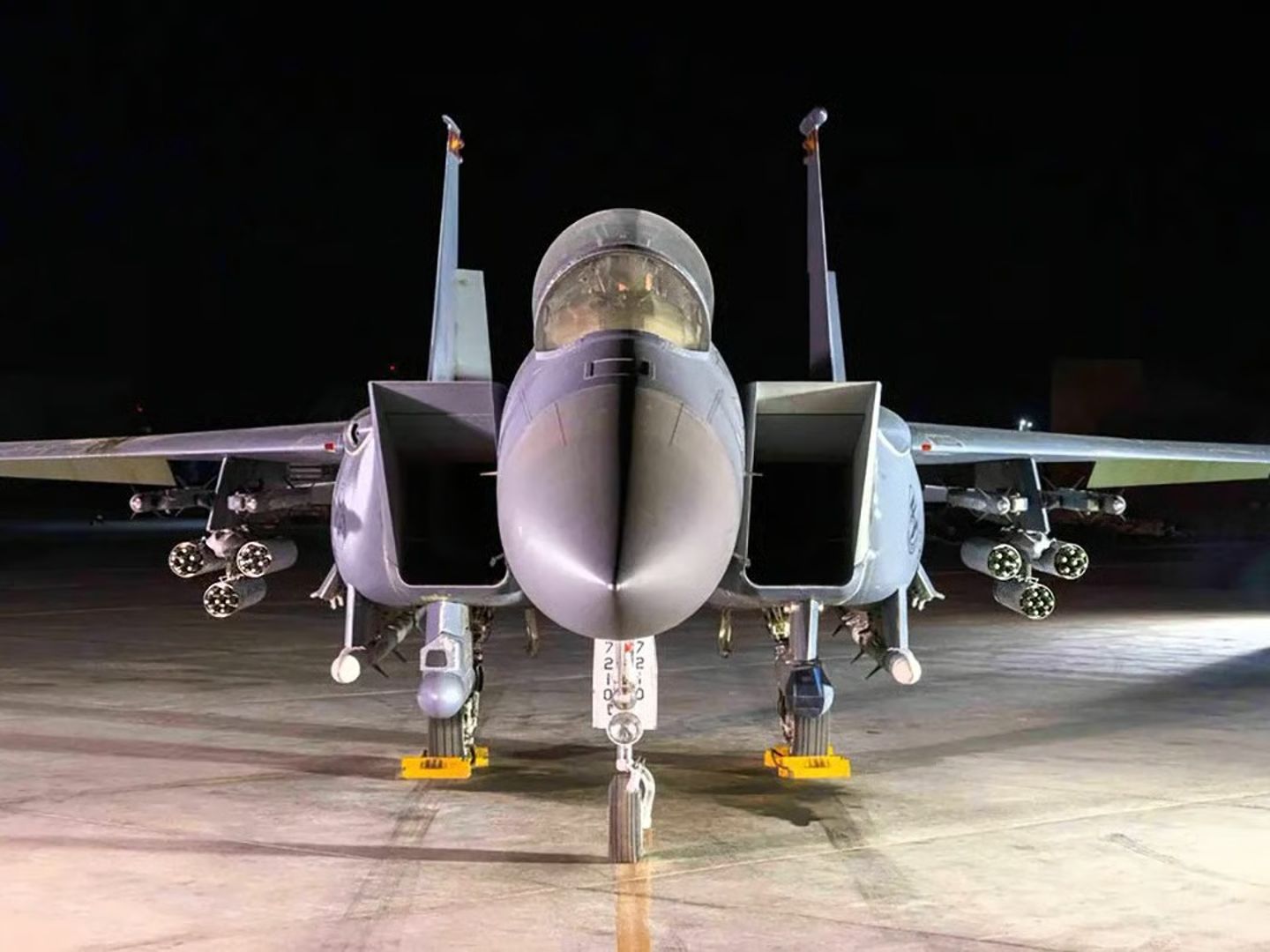 ABD’ye ait F-15E savaş uçağı lazer güdümlü roketlerle görüntülendi