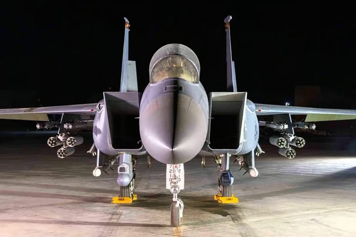 ABD’ye ait F-15E savaş uçağı lazer güdümlü roketlerle görüntülendi