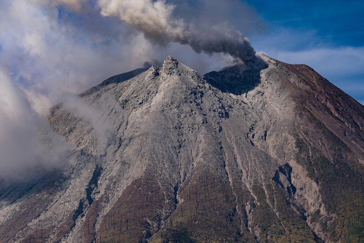 Sinabung Yanardağı'nın patlama anı kameralara yansıdı