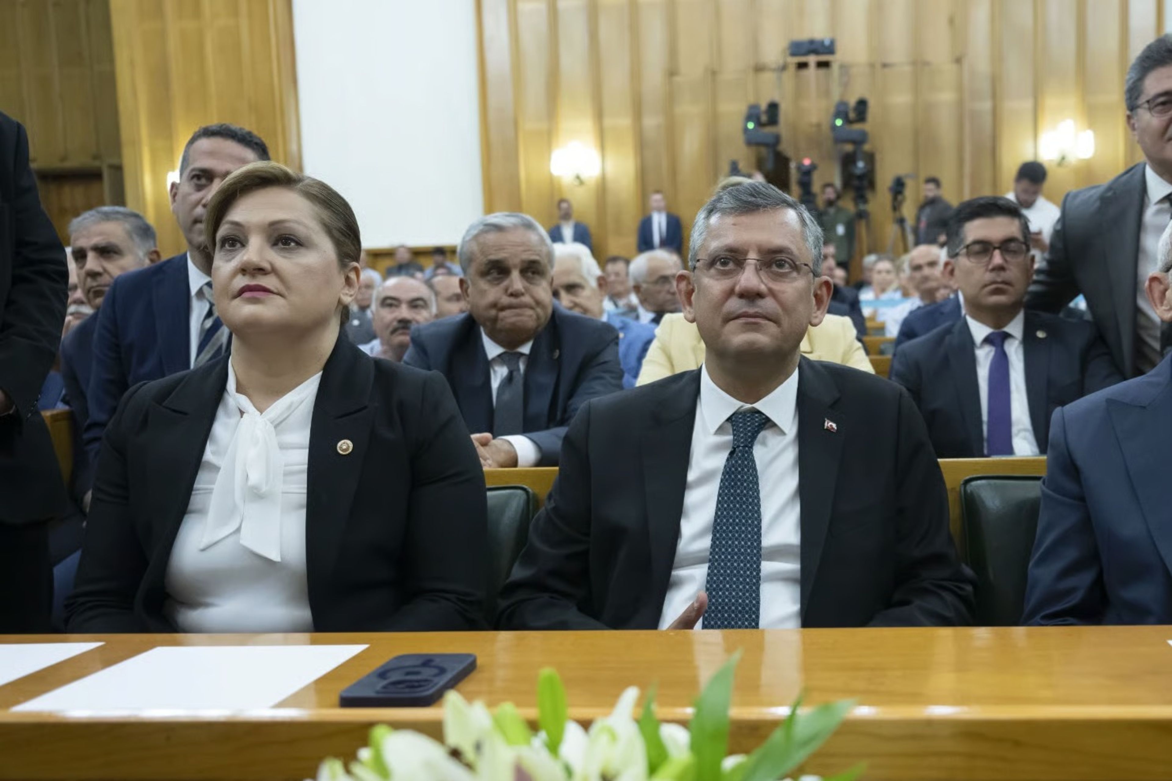Özgür Özel'den Burcu Köksal'a: Gerekirse boşa kocanı
