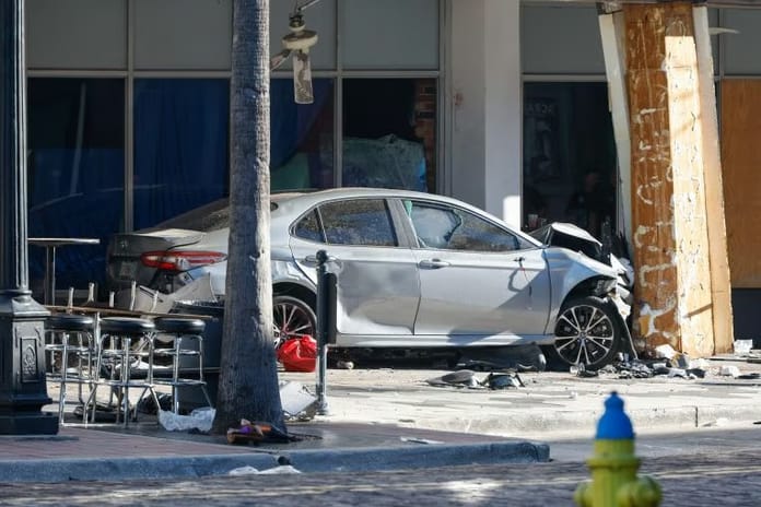 Polisten kaçan sürücü gece kulübüne daldı: 4 ölü