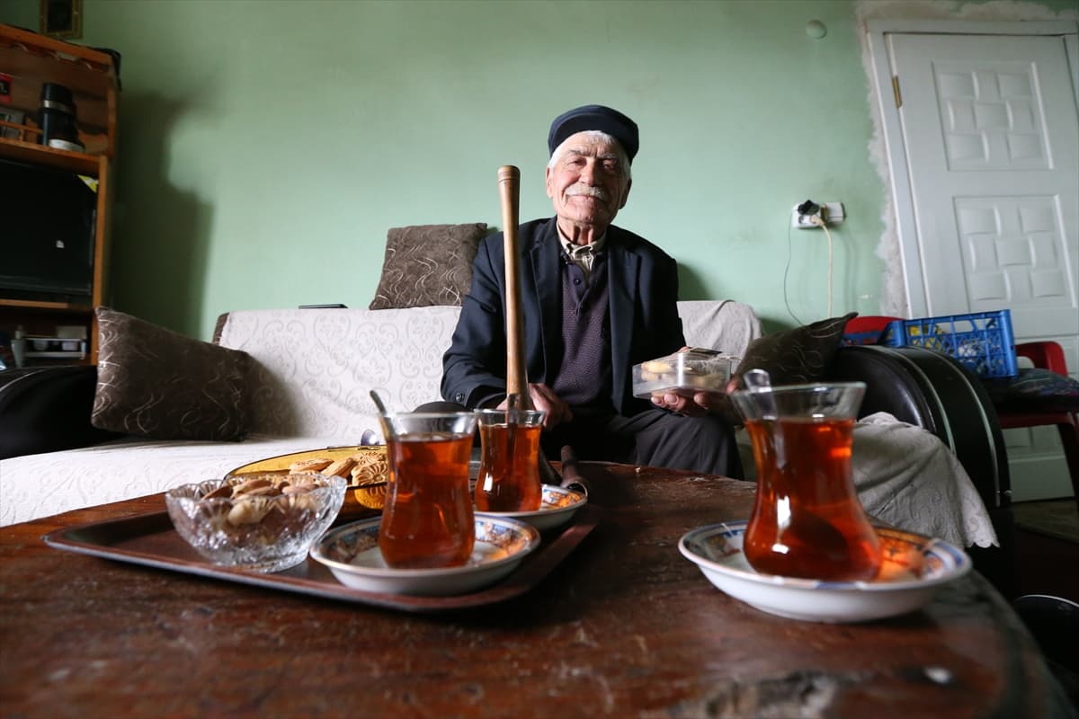 Karslı Nazim dede, meyini bu kez hastalar için çaldı