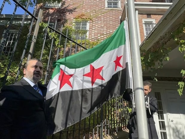 Suriye bayrağı 10 yıl sonra Washington’daki büyükelçilik binasında yeniden göndere çekildi