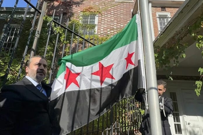 Suriye bayrağı 10 yıl sonra Washington’daki büyükelçilik binasında yeniden göndere çekildi