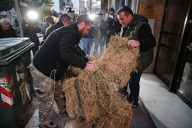 Yunanistan'da çiftçiler yolsuzlukları protesto ediyor