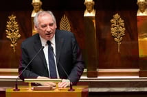 Fransa'da aşırı sağcı Ulusal Birlik hükümeti düşürme kararı aldı