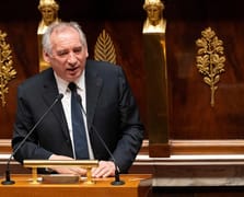 Fransa'da aşırı sağcı Ulusal Birlik hükümeti düşürme kararı aldı