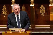 Fransa'da aşırı sağcı Ulusal Birlik hükümeti düşürme kararı aldı