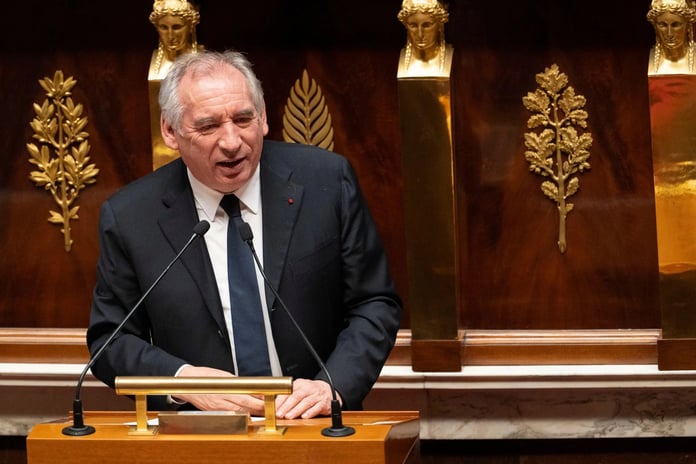 Fransa'da aşırı sağcı Ulusal Birlik hükümeti düşürme kararı aldı