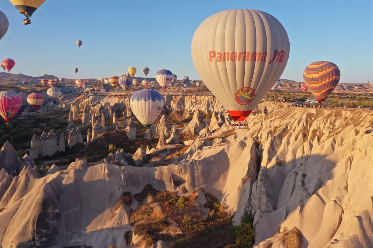 Kapadokya'daki sıcak hava balonları vadilere renk kattı