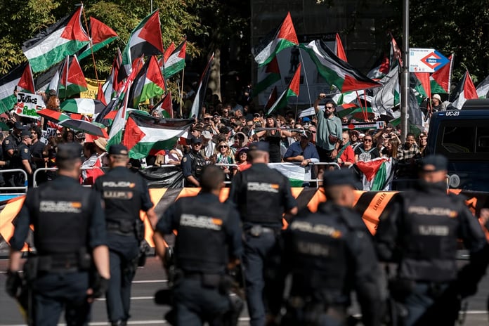 İspanya Bisiklet Turu La Vuelta'nın Madrid finali, Filistin'e destek gösterileri nedeniyle yarıda kesildi