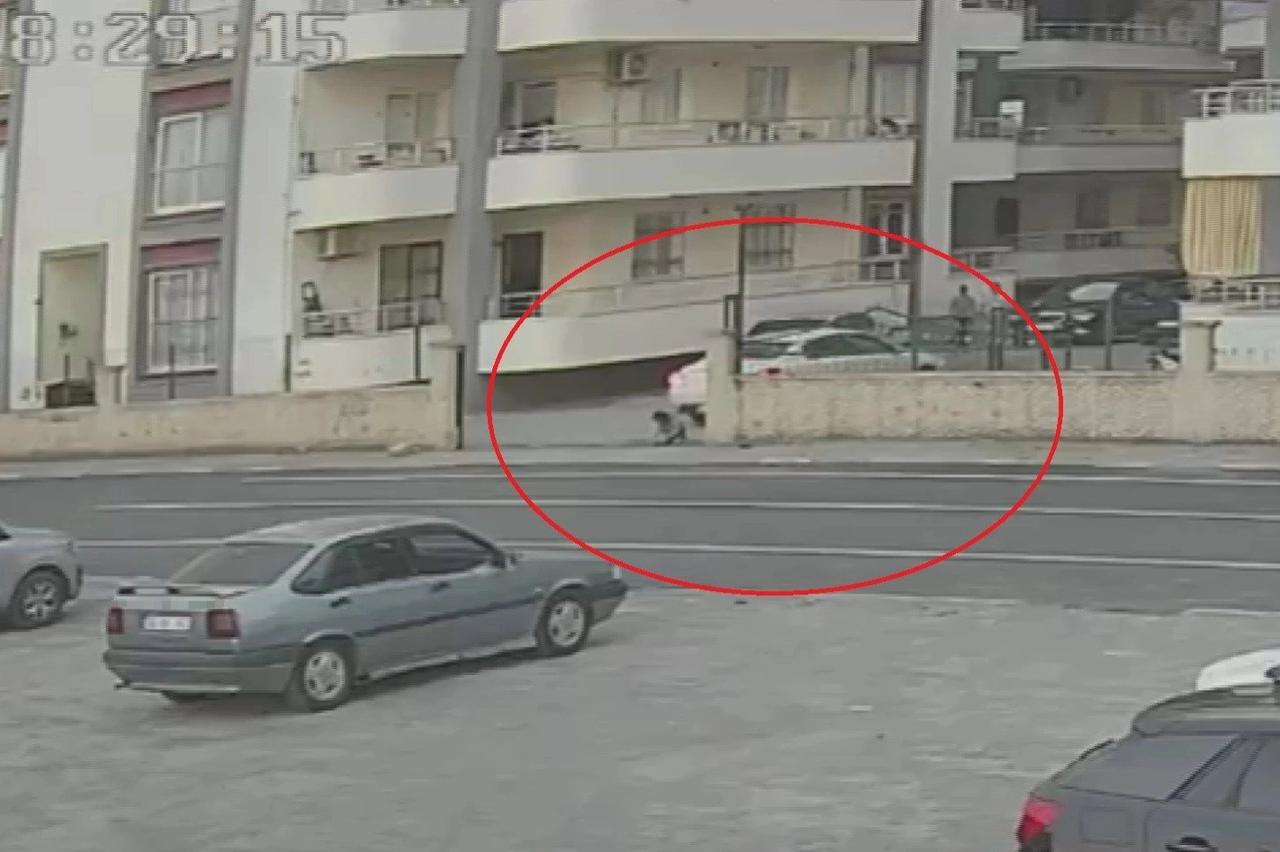 Küçük çocuk geri manevra yapan otomobilin altında kaldı