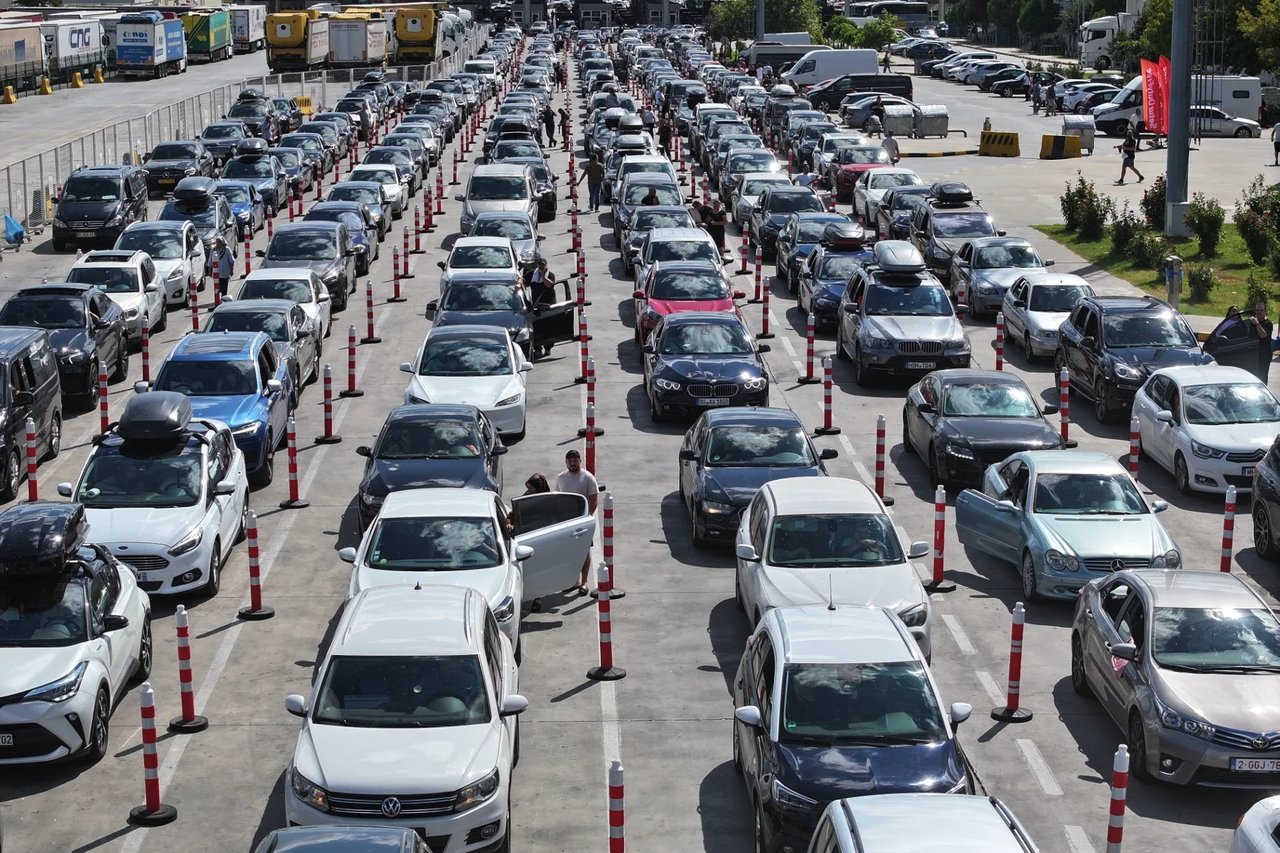 Sınır kapılarında araç ve yolcu rekoru kırıldı