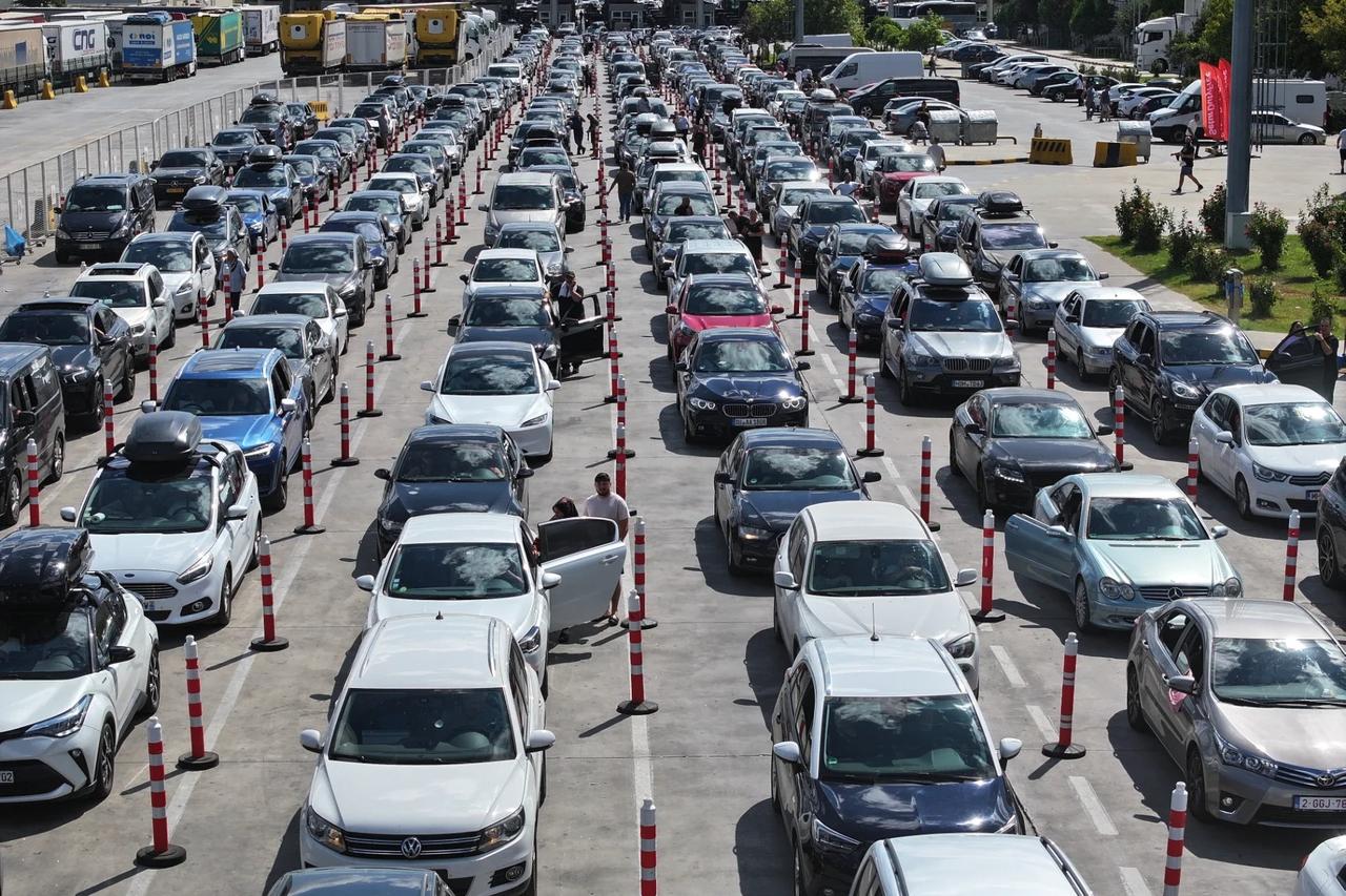 Sınır kapılarında araç ve yolcu rekoru kırıldı