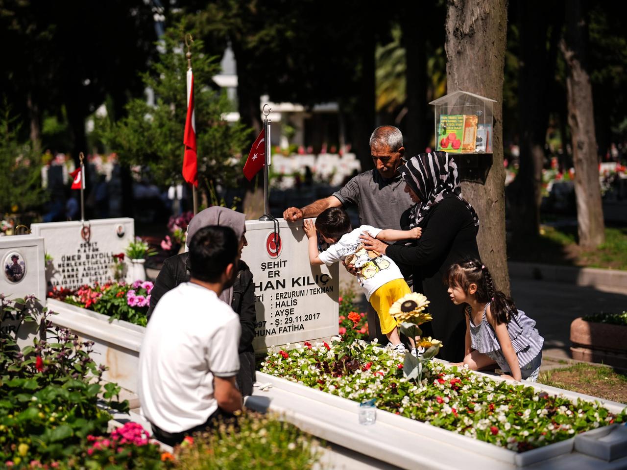 Bayramda şehitleri ziyaret ettiler