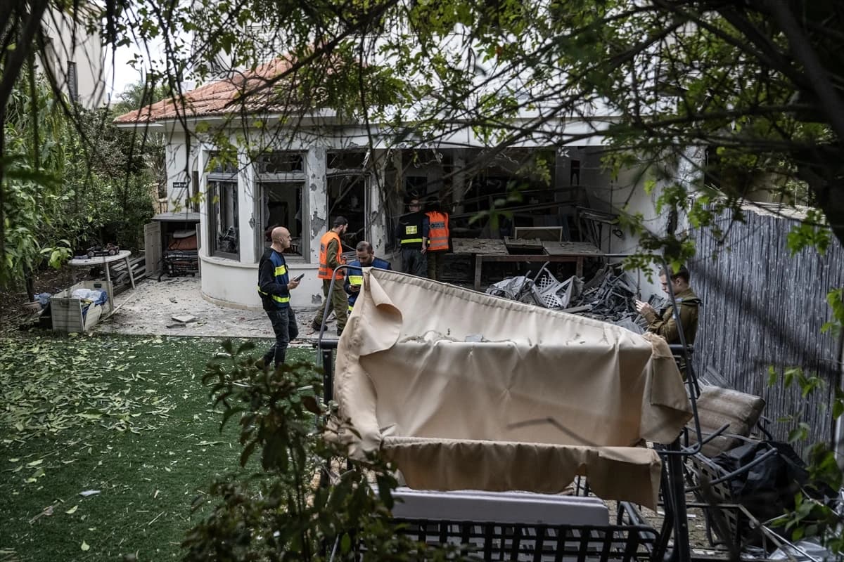 İran’ın İsrail’e yönelik misilleme saldırısında Tel Aviv yakınlarında hasar oluştu