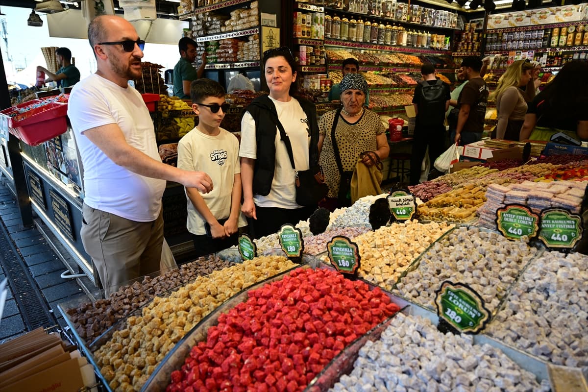 Bayram hazırlığında son düzlük: Tarihi Yarımada'da iğne atsan yere düşmüyor