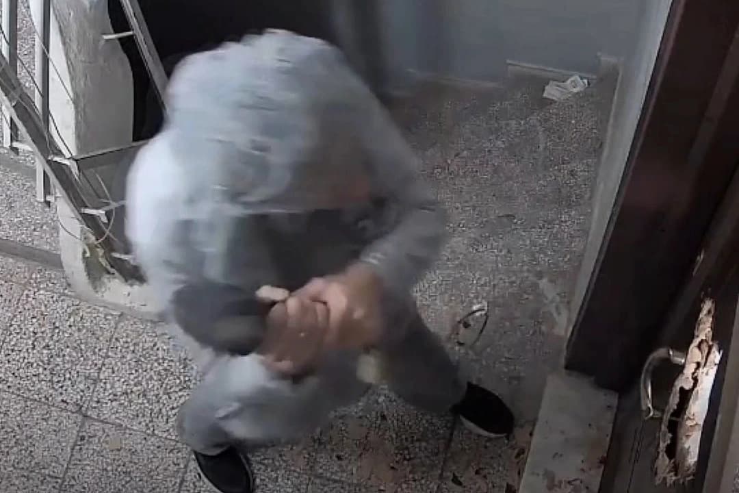 Matkapla komşusunun kapısını kırdı