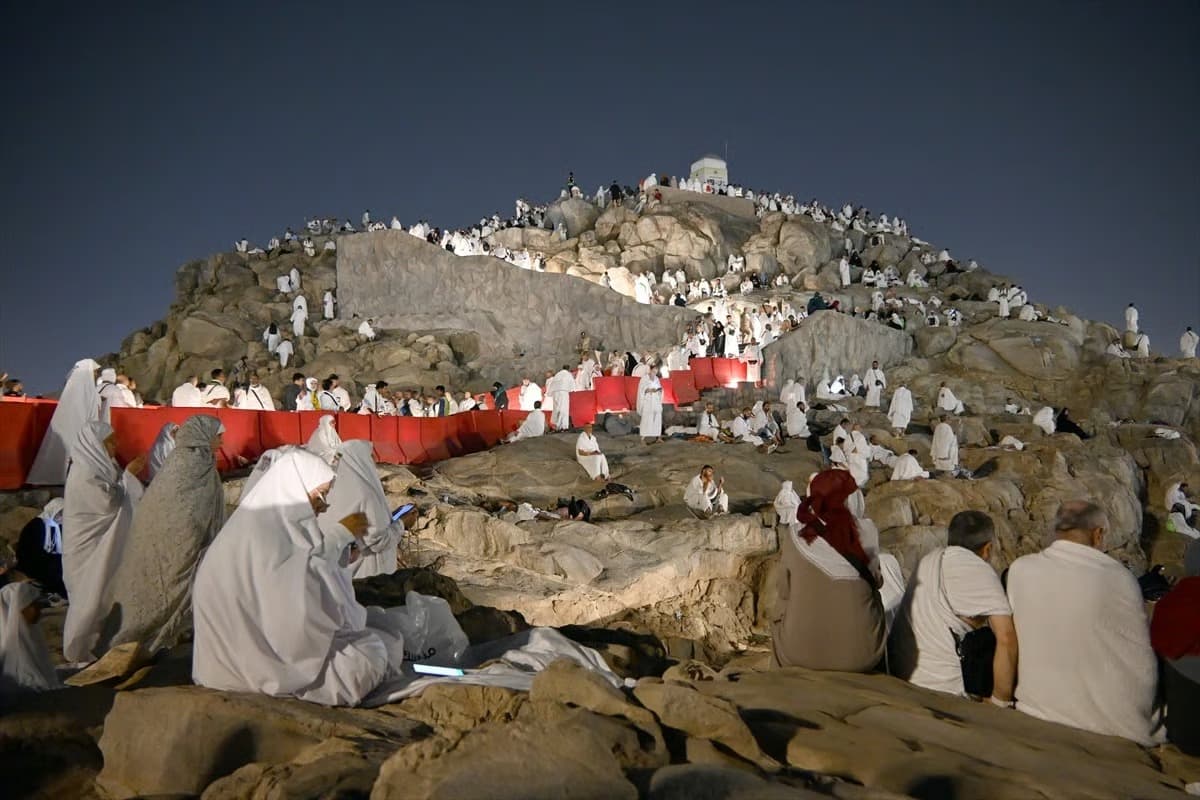 Milyonlarca hacı adayı Arafat'ta