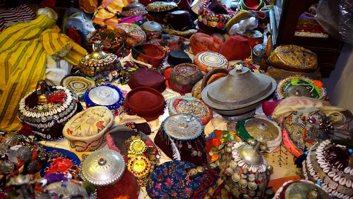 Asırlık tekstil odasında üçetekler ve Tokat yazmaları