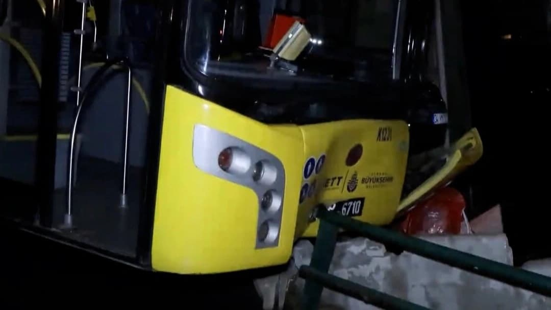 Kontrolden çıkan İETT otobüsü bariyere çarptı