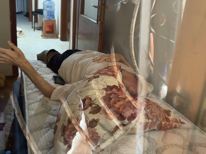 Yatalak babasına söyledikleri 'Böyle evlat olmaz olsun' dedirtti: Seni burada ölüme terk ediyorum